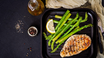 Marinierte Pouletbrust mit Spargel vom Grill