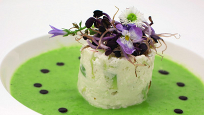 Erbsensuppe mit Feta-Avocado-Tatar