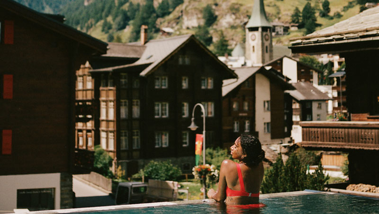 Beausite-Zermatt-Outdoor-Infinity-Pool-frau.jpg