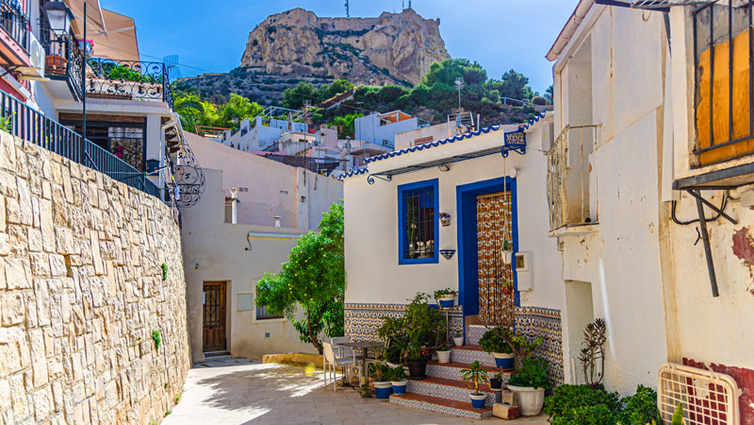 Alicante-Altstadt-mit-Monte-Benacantil-AdobeStock_1753554435.jpg