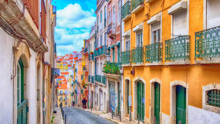 Lissabon-Alstadt-Gasse-AdobeStock_1028545620.jpg