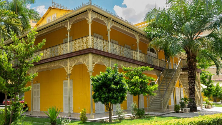 Angola-Luanda-Haus-aus-der-Kolonialzeit-AdobeStock_782857151.jpg