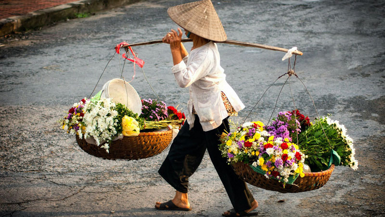 Blumenverkäuferin-in-Hanoi---_05_---Credit-cristaltran---stock.jpg