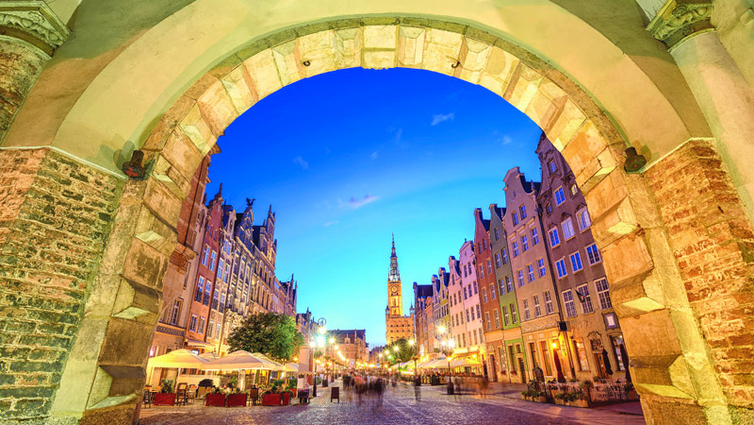 Danzig-Altstadt-Abend-Torbogen-AdobeStock_103200950.jpg