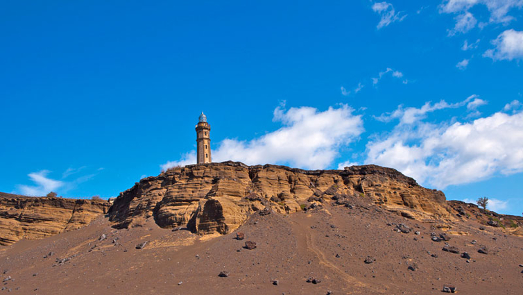 Azoren-Faial-Capelinhos-Leuchtturm-Fotolia_41752840_M.jpg