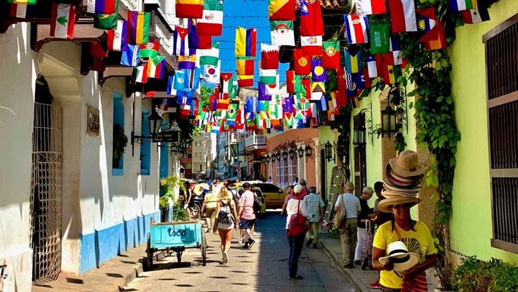Cartagena-Altstadt-Gasse-Flaggen-DFR.jpg