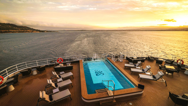 Swan-Hellenic-SH-Diana-Pool-Abend-aufgehellt.jpg