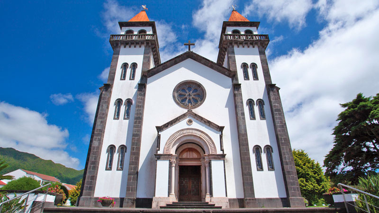 Azoren-Ponta-Delgada-Kirche-Sao-Sebastiao-Aussen-Fotolia_121560230_M.jpg