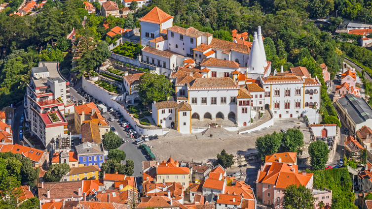 Sintra-Altstadt-AdobeStock_107454860.jpg
