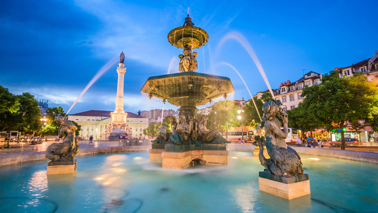 Lissabon-Rossio-Abend-AdobeStock_159702418.jpg