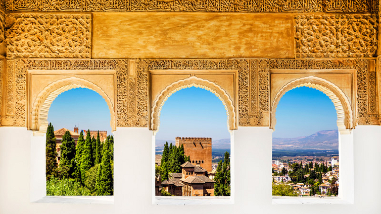 Fenster-in-der-Alhambra-iStock-532241067.jpg